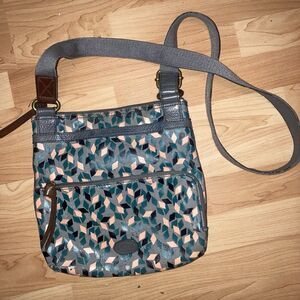 Fossil Morgan Traveler Crossbody Bag Teal Pink Geometric Print Gray Leather